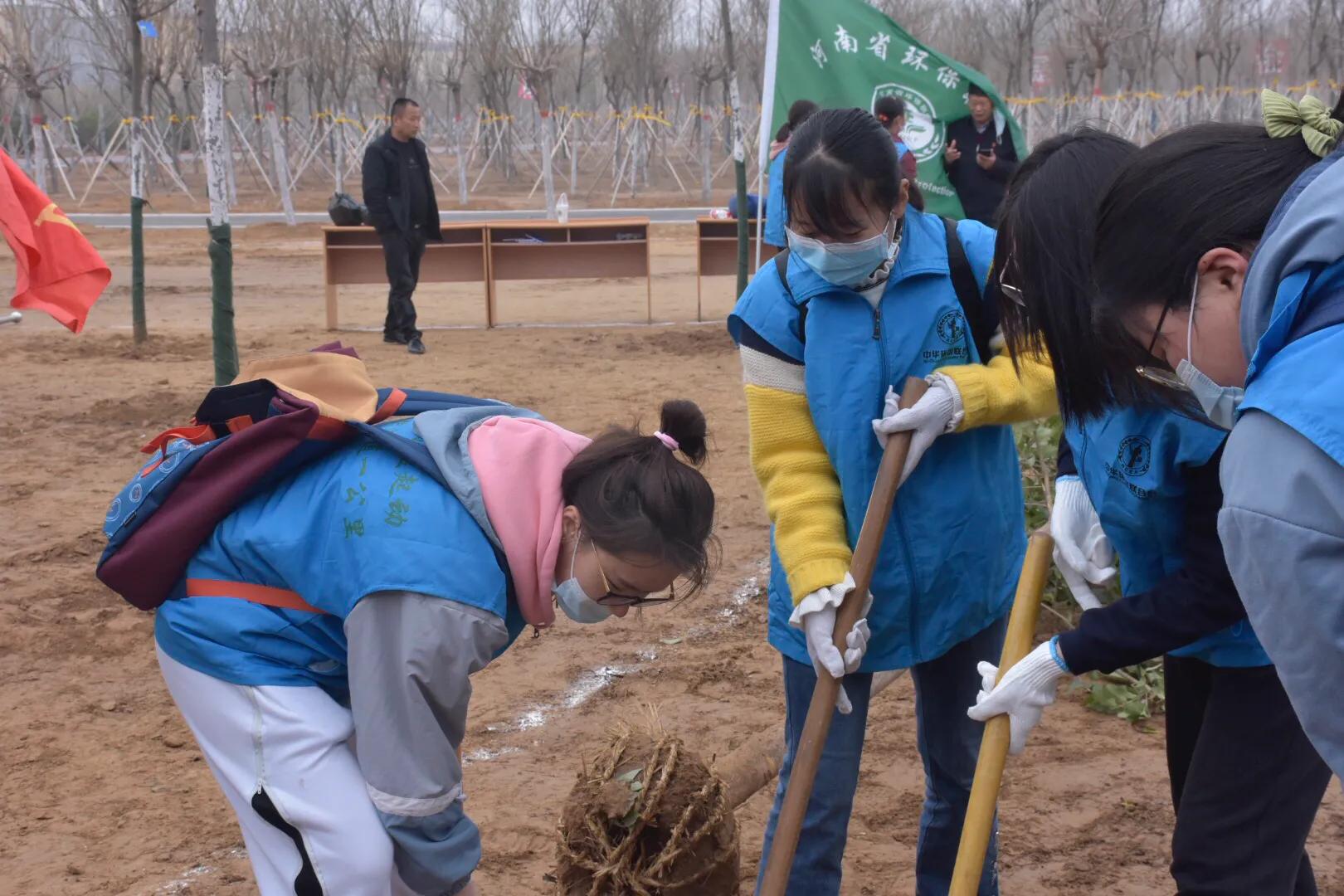 植樹節(jié)大學(xué)生4